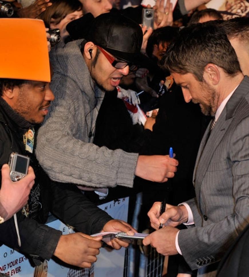 Für die Autogrammwünsche der wartenden Fans nimmt sich der Schauspieler viel Zeit