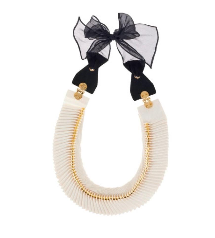Faltkunst: Kette von Phillip Lim über net-a-porter.com, ca. 290 Euro