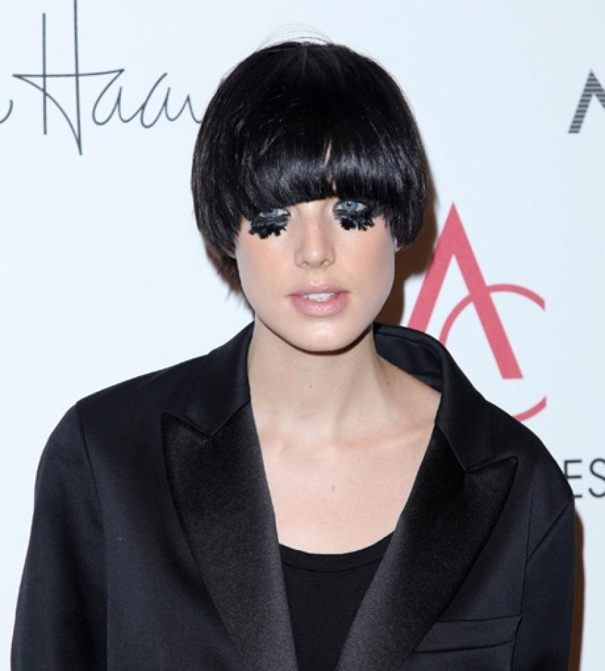 Gewagt: Agyness Deyn bei den ACE Awards in New York. Zum schwarzen Outfit trägt das Supermodel eine ebenfalls schwarze Federvariation auf ihren unteren Wimpern´kränzen