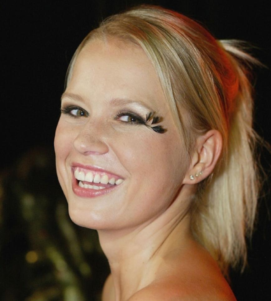 Die deutsche Schauspiel-Beauty Nova Meierhenrich betont besonders gerne ihre Augenwinkel. Sehr verführerisch