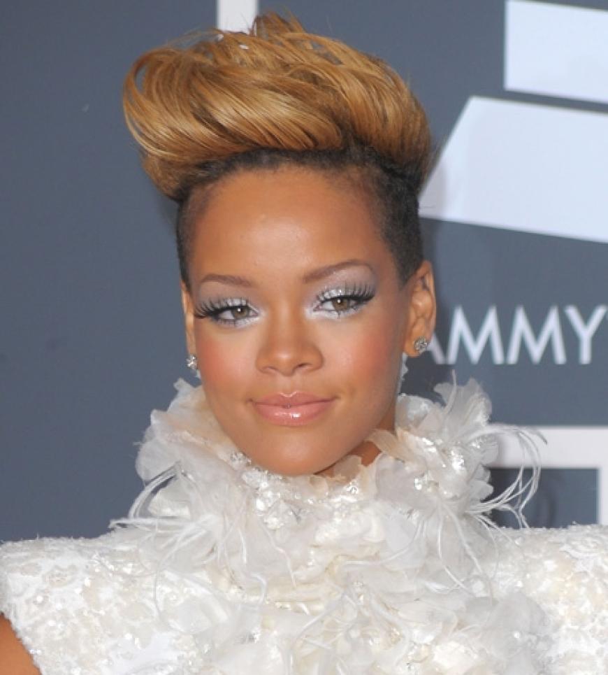 Sängerin Rihanna bei den diesjährigen GRAMMY Awards in Los Angeles. Dank ihrer Stylisten, ist ihr Augenaufschlag wie immer perfekt