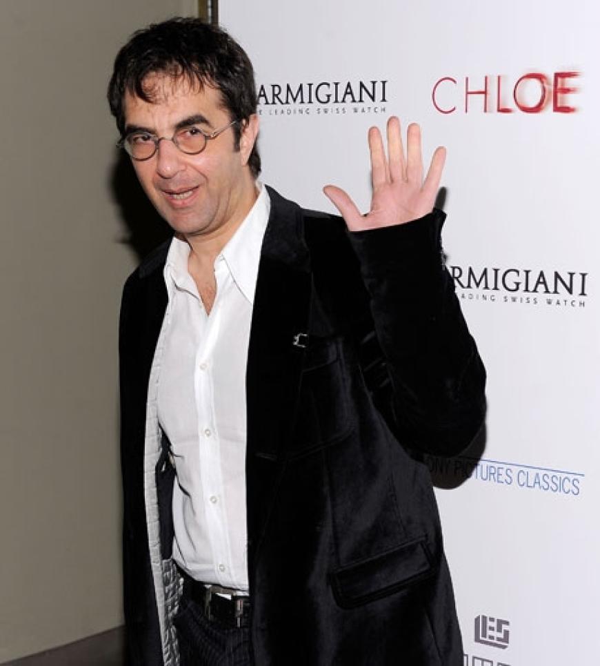 Der kanadische Filmregisseur Atom Egoyan ist stolz auf sein neues Werk und winkt fröhlich in die Kameras