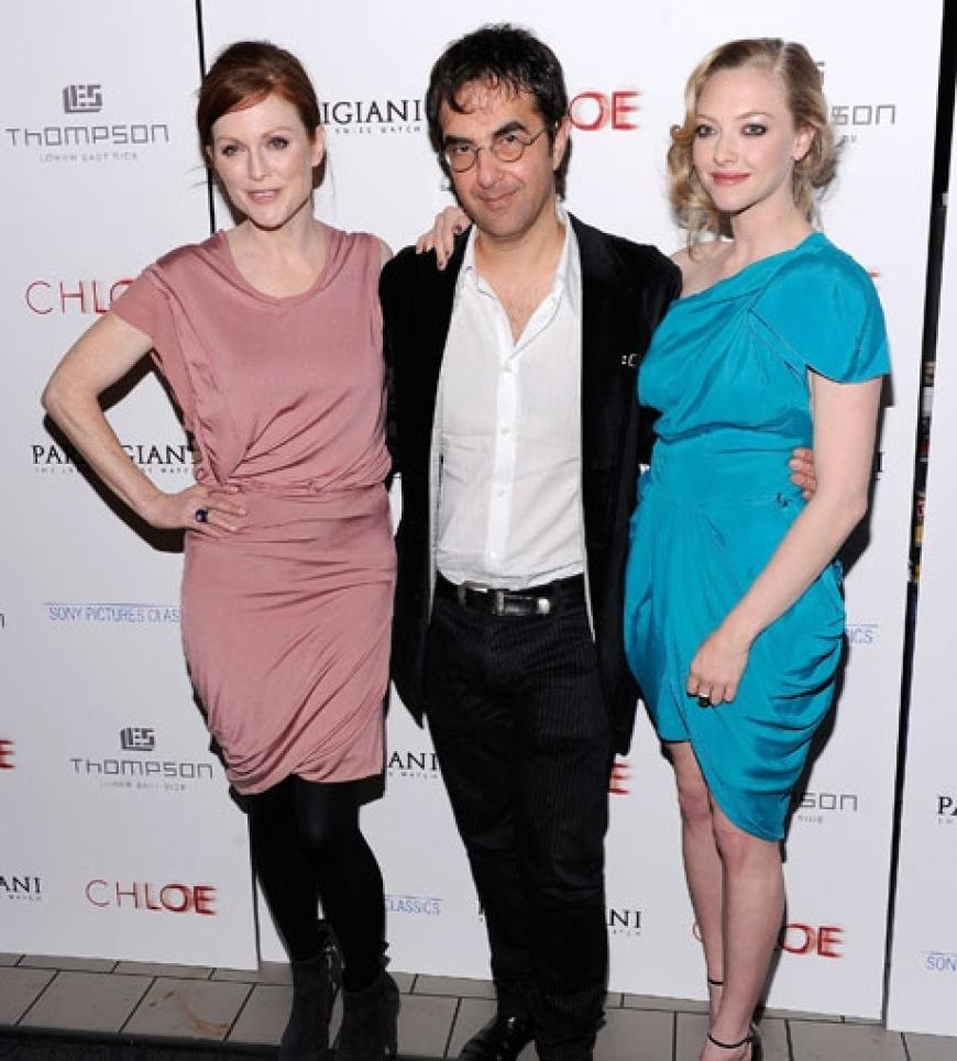 Hahn im Korb: Filmregisseur Atom Egoyan hält seine beiden Schauspielerinnnen Julianne Moore und Amanda Seyfried fest im Arm