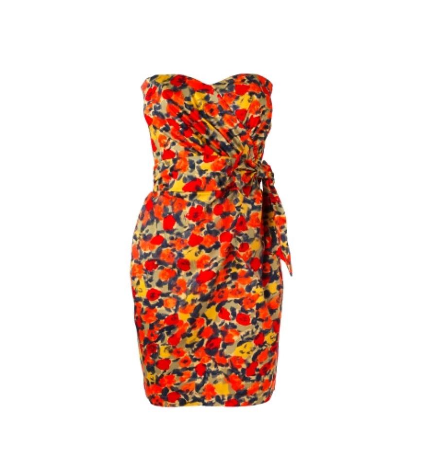 Trendteil Nummer eins: Das Bustierkleid ist zurück! Kombiniert mit Ballerinas und Jeans´jacke wirkt es mädchenhaft. Mit sexy High-Heels und edlem Schmuck ´dagegen subtil sexy. Unser
Favorit! Blumenkleid mit Schleifengürtel
von Lipsy London, ca. 120 Euro