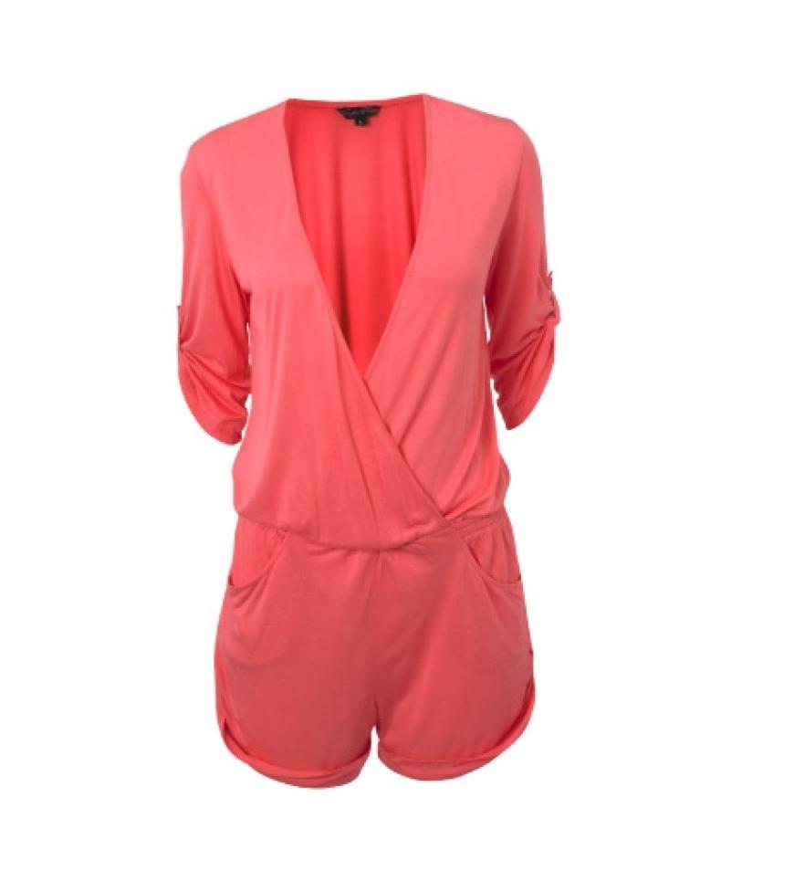 Hose und Top in einem: Einfacher geht es nicht! Kombiniert mit Accessoires im Ethno-Look wird das Styling´wunder zum perfekten Urlaubs´begleiter. Jersey-Overall mit tiefem Ausschnitt von Traffic People, ca. 80 Euro