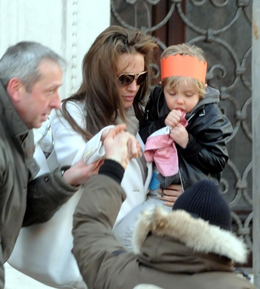 Drehpause: Mama Angelina kümmert sich liebevoll um ihre dreijährige Tochter Shiloh Nouvel. Süß, die kleine trägt eine Papierkrone auf dem Kopf
