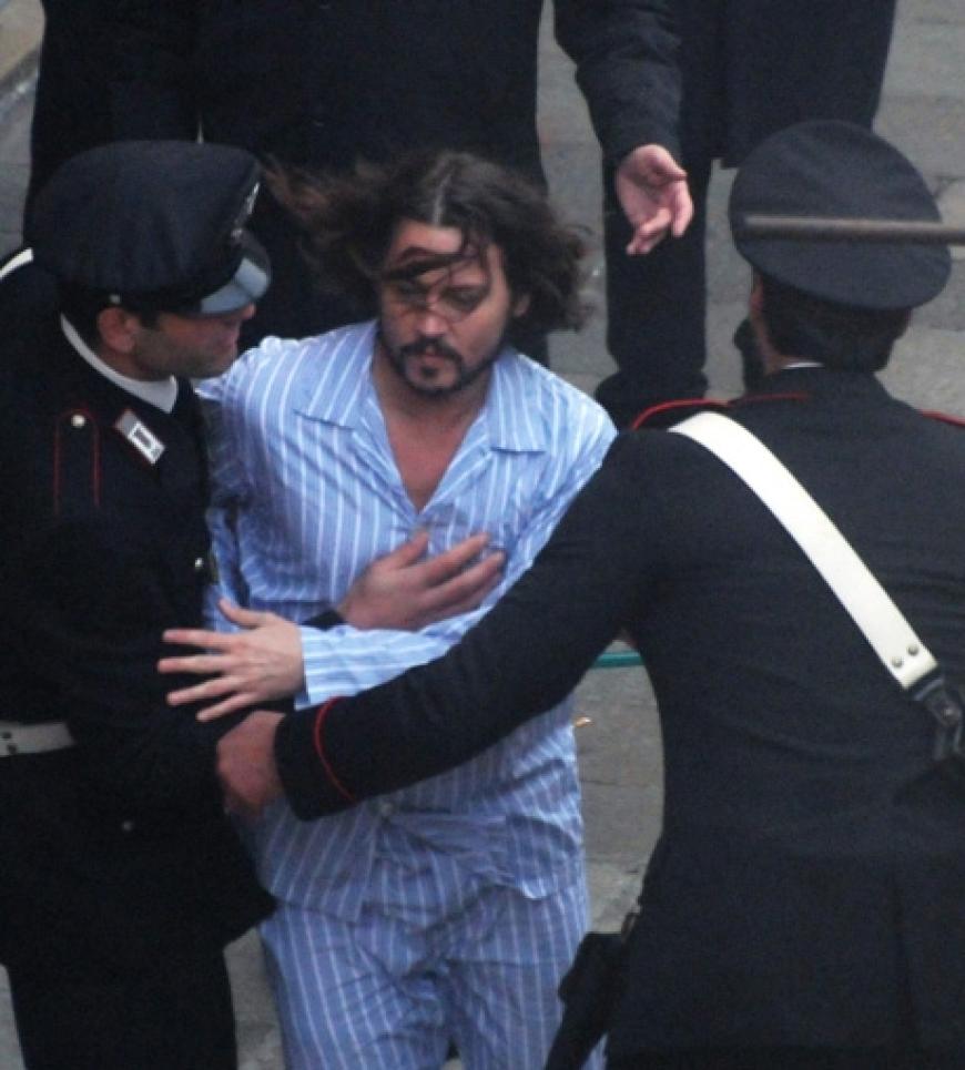 Ein Paar italienische Carabinieri halten Johnny auf der Flucht fest. Jetzt muss sich Interpol-Agentin Angelina Jolie nur noch beeilen