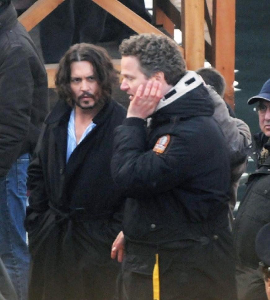 Johnny Depp und der deutsche Regiesseur Florian Henckel von Donnersmarck besprechen die nächste Szene im Detail. Beide Männer sollen sich auch Privat sehr gut miteinander verstehen. Ob Johnny wohl demnächst öfters in Deutschland zu Besuch sein wird?