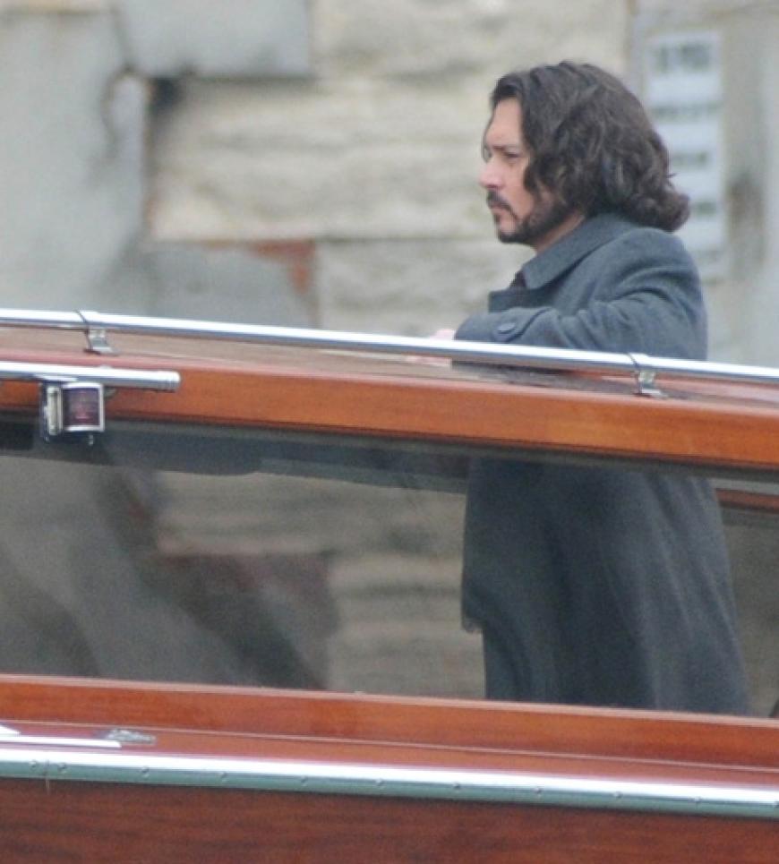 ...auf Hollywood-Star Johnny Depp. Auch er fuhr mit dem Navetto über den Canal Grande. Haben sich die beiden Film-Gegner etwa verbündet?