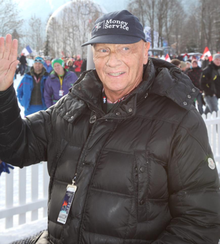 Niki Lauda winkt in die Kameras