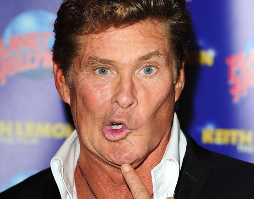 Einer seiner größten Auftritte? Im selbstgedrehten Video seiner Tochter. Wir erinnern uns: David Hasselhoff versucht sturzbetrunken und am Boden liegend einen Burger zu essen. Der Clip geht um die Welt - und
