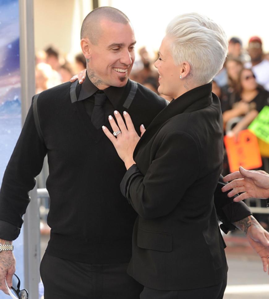 Dieses Paar sorgte für reichlich Aufmerksamkeit auf dem Roten Teppich: Sängeriln Pink mit ihrem Ehemann Carey Hart