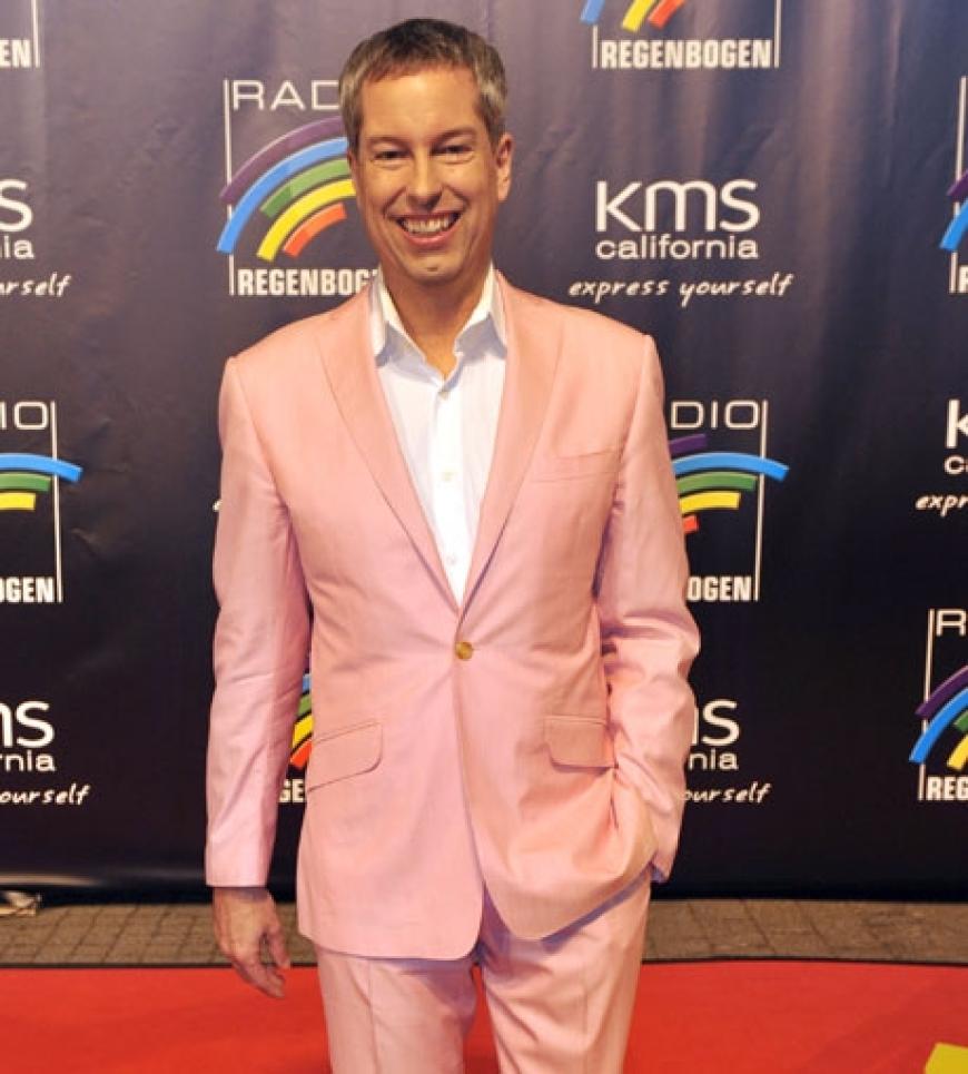 Moderator Thomas Hermann erschien im rosa Anzug zur 13. Verleihung des Radio Regenbogen Award