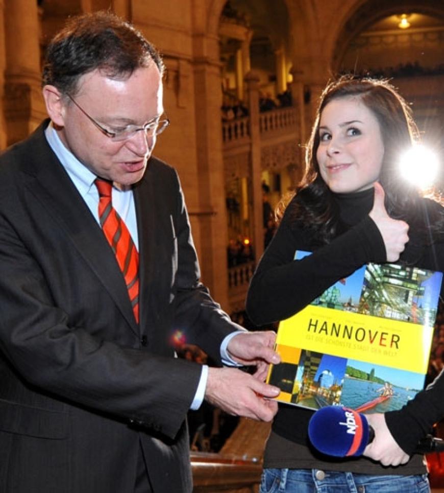 Berühmter Stadtbewohner: Hannovers Oberbürgermeister Stephan Weil begrüßte Lena im Neuen Rathaus persönlich und gratulierte ihr zu ihrem Sieg in der Castingshow