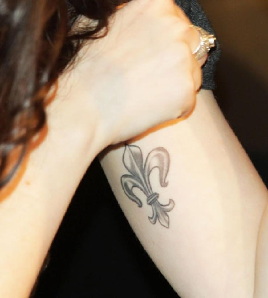 Auf dem linken Oberarm trägt Lena eine so genannte Ritterlilie. Sie symbolisiert Reinheit, Mildtätigkeit und Unschuld