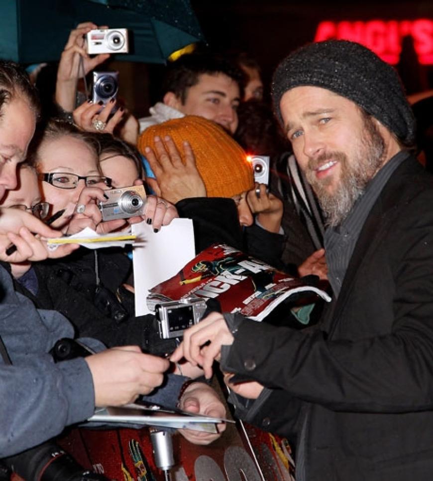 Kreischalarm in London: Denn kein Geringerer als Brad Pitt löste eine Hysterie bei den wartenden Fans aus. Grund für seine Anreise: Die Europa-Premiere der Comic-Verfilmung