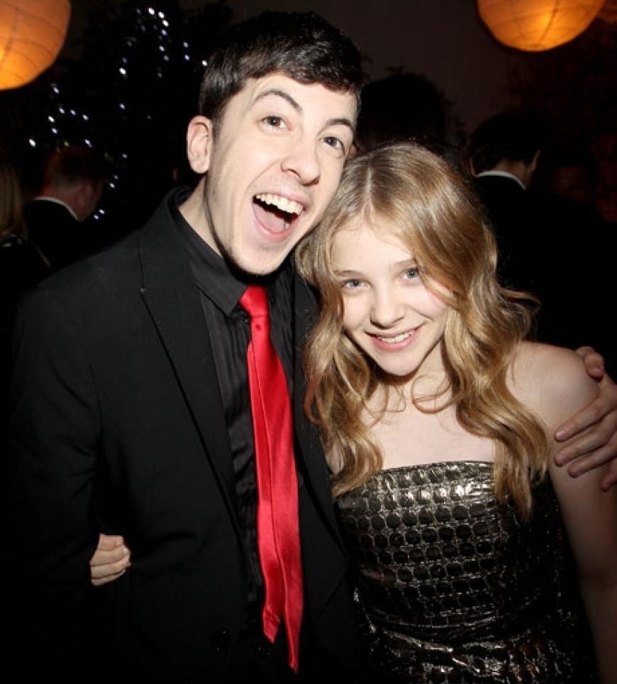 Schauspieler Christopher Mintz-Plasse posiert mit Kollegin Chloe Moretz. Beide sind in