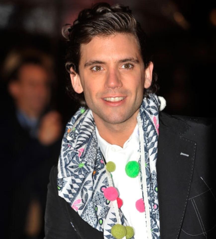 Sänger Mika zeigt sich gut gelaunt auf dem roten Teppich in London