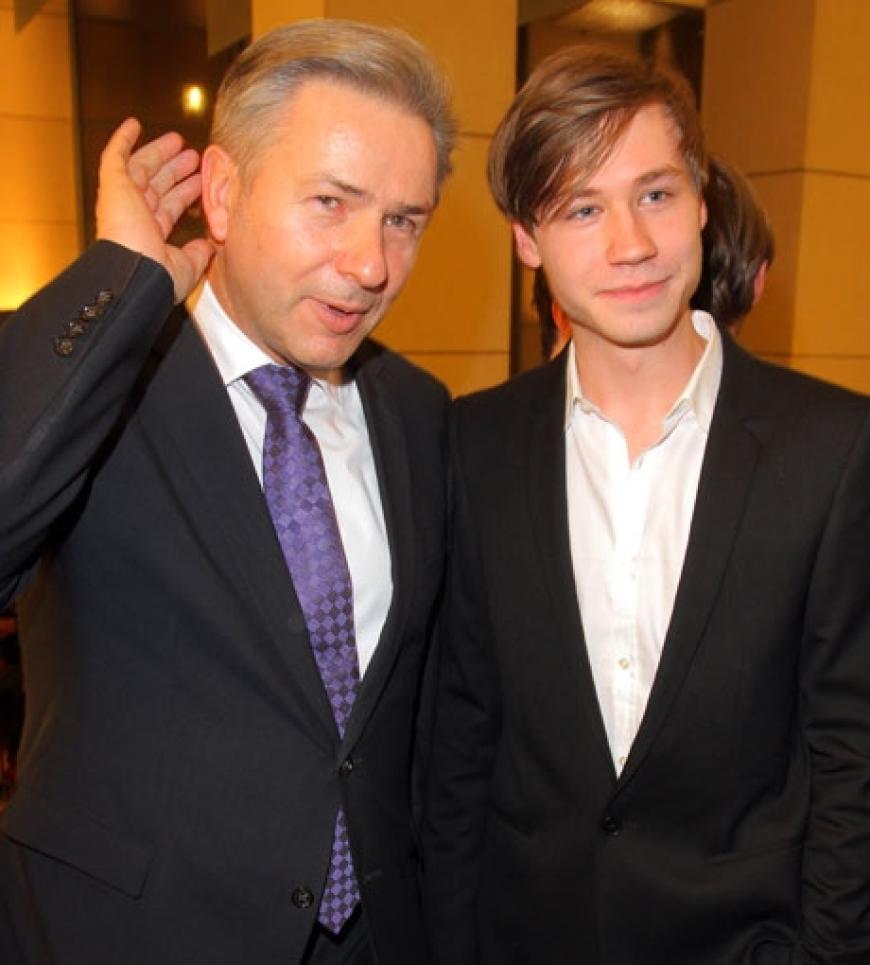 Klaus Wowereit und Schauspieler David Kross in Berlin Mitte