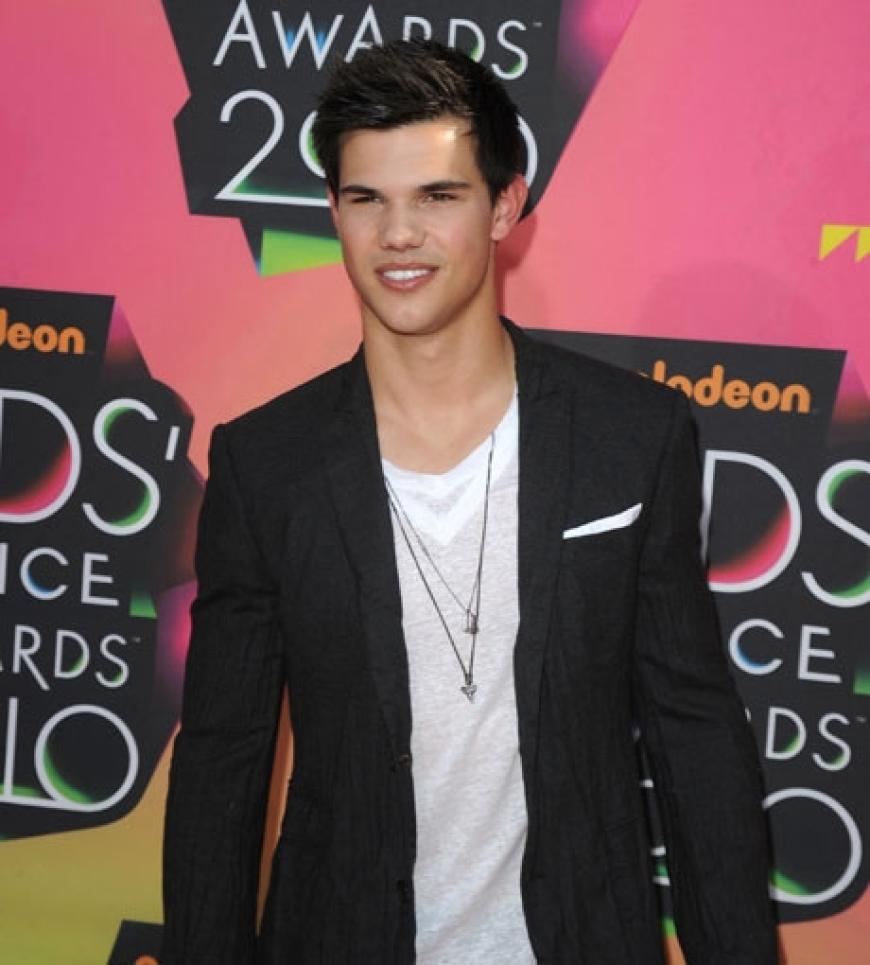 Er war der große Gewinner: Taylor Lautner wählten die Kids zum Besten Schauspieler. Außerdem ehrte die junge Jury ihn und Kristen Stewart zum schönsten Film-Liebespaar als Jacob und Bella in