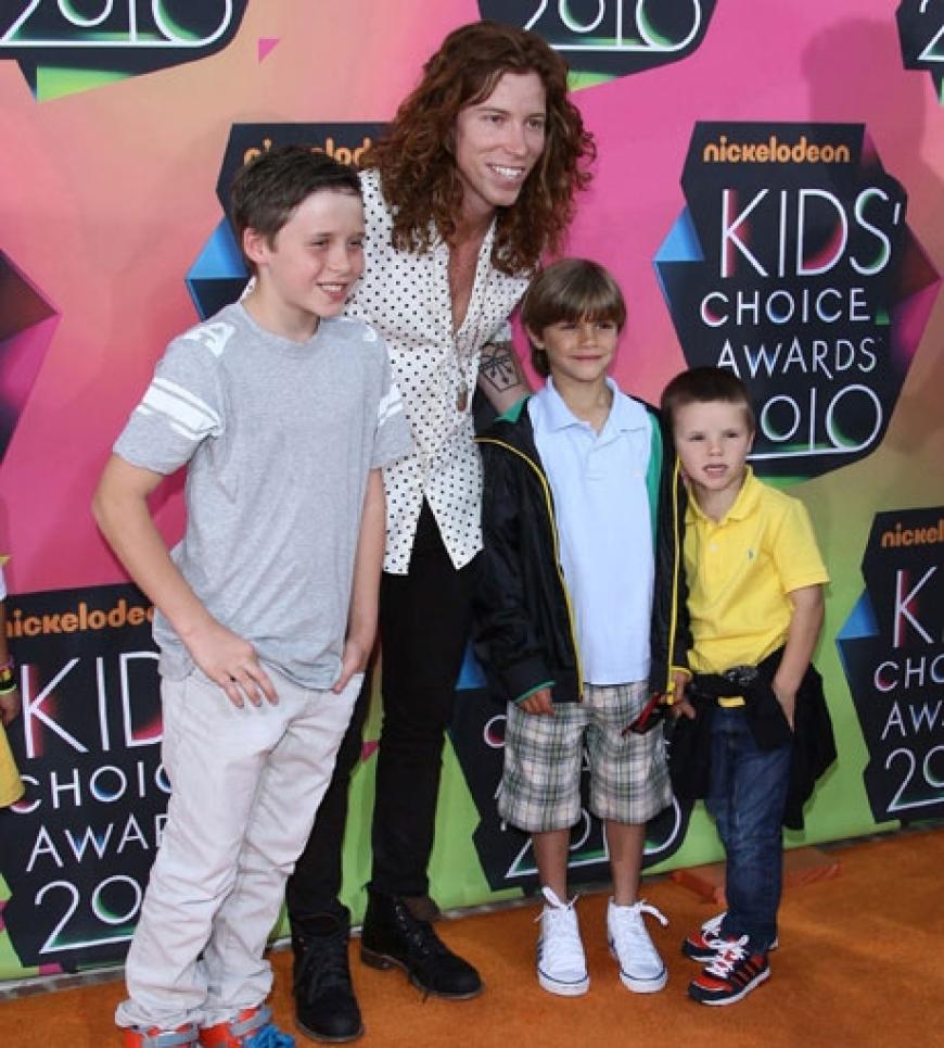 Snowboard-Star und Olympia-Sieger Shaun White posiert mit Brookyln, Romeo und Cruz Beckham. Ihre berühmte Eltern David und Victoria Beckham blieben wohl zu Haus