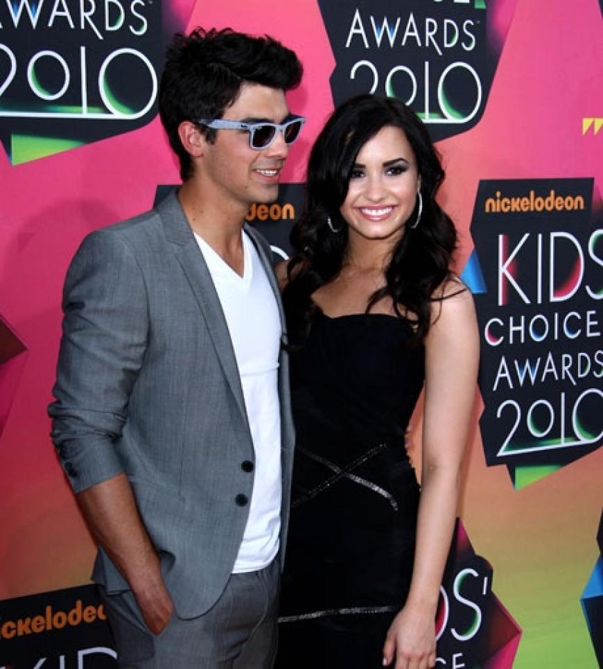 Joe Jonas mit seiner Liebe Demi Lovato