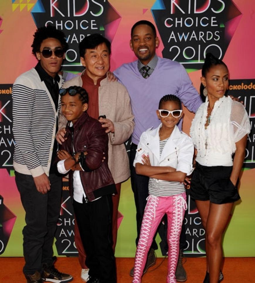 Coole Familienbande: Will Smith mit seiner Frau Jada und den drei gemeinsamen Kindern. Hollywood-Star Jackie Chan mischte sich unter das Familienbild