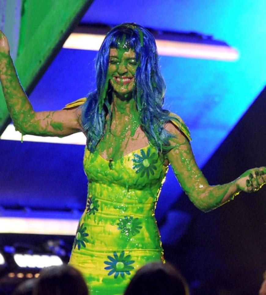 Was für eine Sauerei: Doch Katy Perry nahm es mit Humor. Der grüne Schleim gehört zur Tradition bei der Preisverleihung