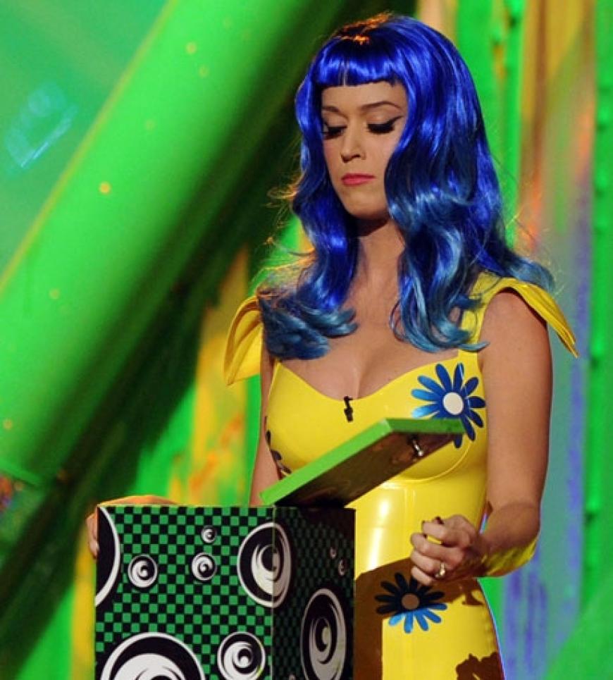Absoluter Höhepunkt der Show: Katy Perry öffnet vorsichtig und nichtsahnend die ominöse Box. Eigentlich wollte sie nur die Beste Schauspielerin Miley Cyrus ehren