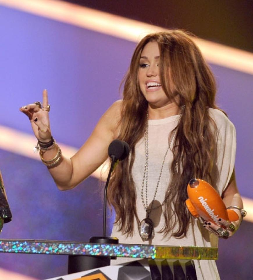 Die Preisträgerin Miley Cyrus warnte Katy Perry vor einer Umarmung