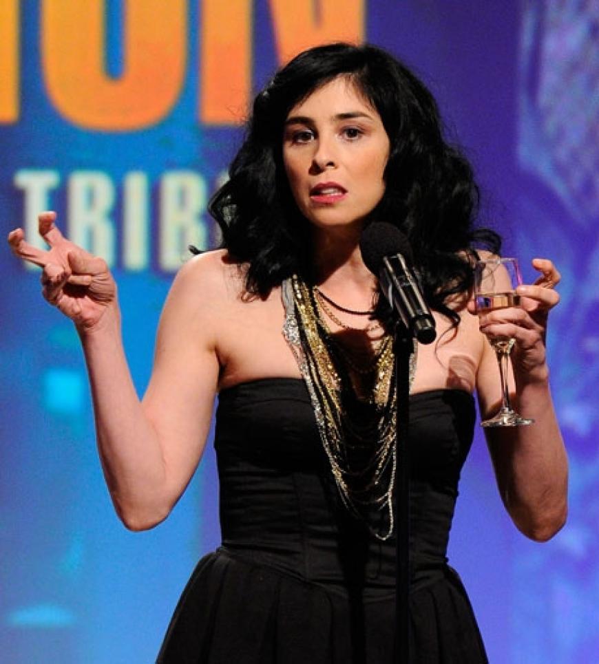 Sarah Silverman stieß mit einem Glas Champagner direkt auf der Bühne an. Obwohl sie wohl der Meinung war, dass Matt Damon den Ehrenpreis nicht verdiene, nahm dieser den Award freudestrahlend entgegen