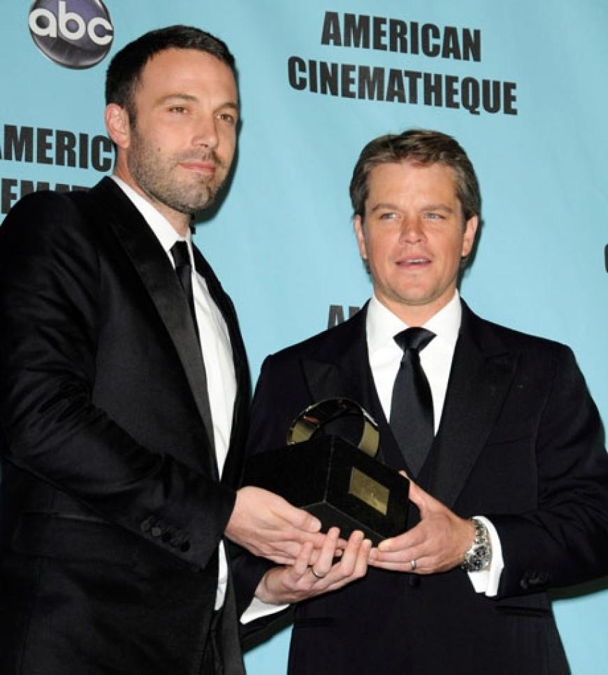 Der stolze Preisträger posiert mit seinem besten Kumpel Ben Affleck für die Fotografen