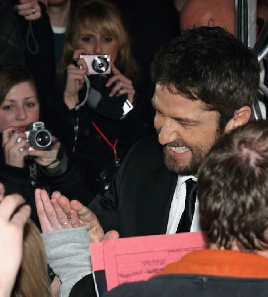 Auch Kollege Gerard Butler erfüllte gut gelaunt Foto- und Autogrammwünsche der Fans