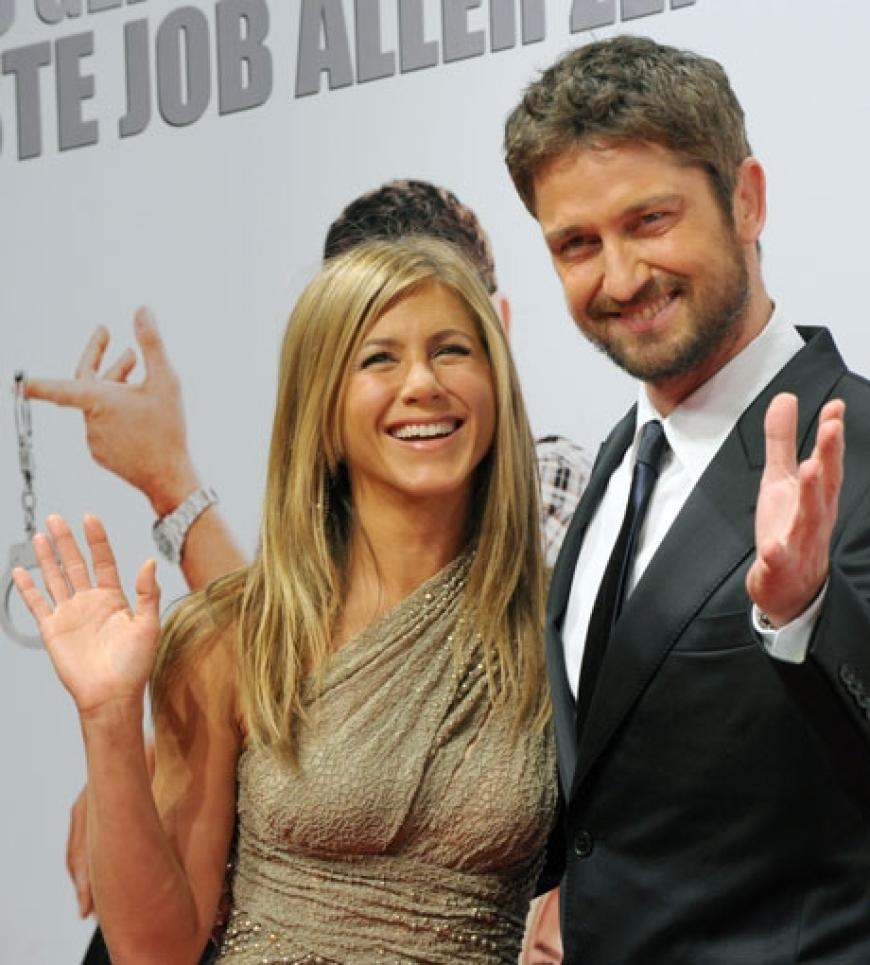 Von Jetlag kaum eine Spur: Während Jennifer strahlend in die Kameras lächelt, scheint Gerard Butler die ersten Müdigkeitserscheinungen zu haben