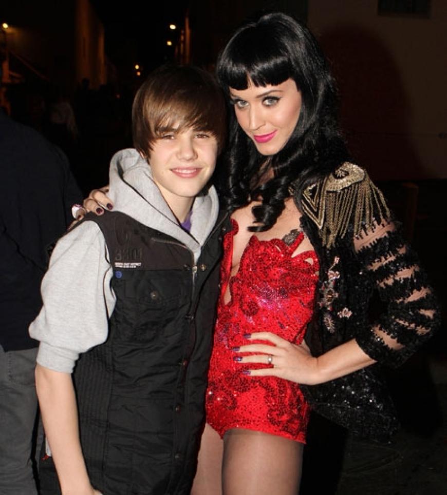 Ein Erinnerungsfoto an eine tolle Geburtstagsparty. Justin Bieber posiert mit Katy Perry