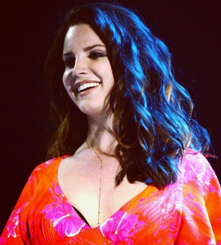 Lana Del Rey ist aus der Versenkung aufgetaucht. Strahlend, mit kürzeren Haaren und in knalligem Orange sang sie für ihre Fans