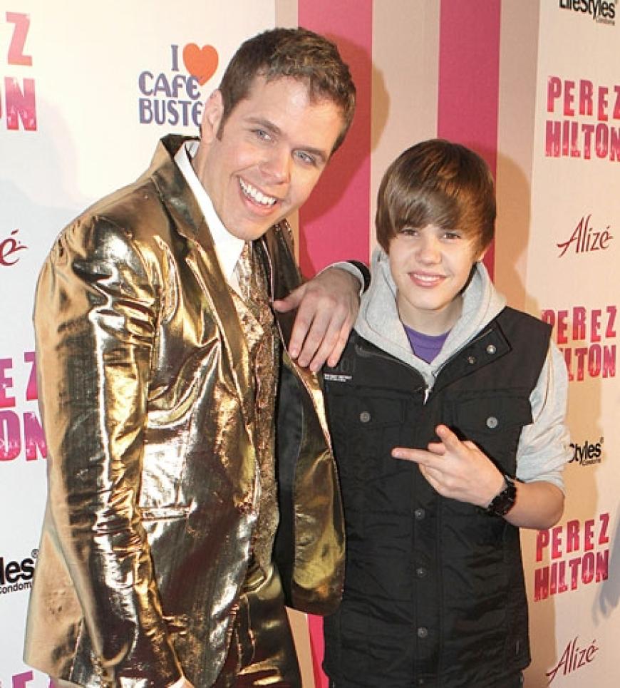 Goldmarie: Perez Hilton posiert mit seinem Gast, Sänger und Teenie-Schwarm Justin Bieber