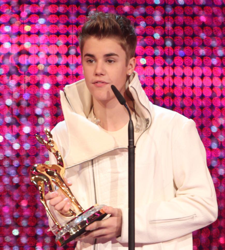 Große Ehre für den Star: Justin Bieber mit seinem Bambi