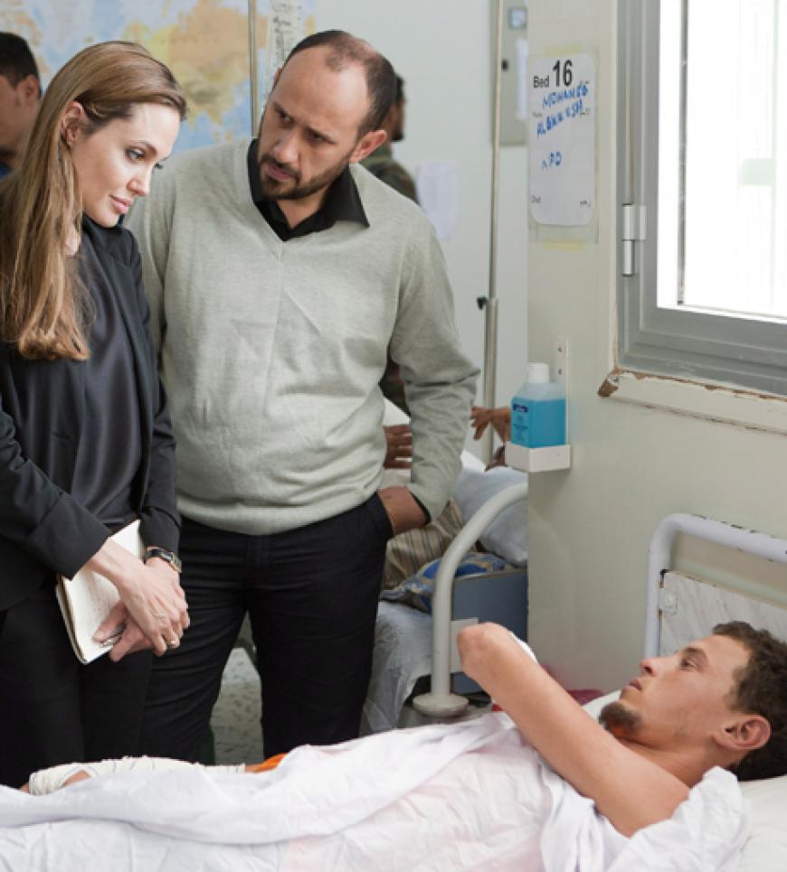 Angelina Jolie in einem Krankenhaus als UN-Botschafterin am 11. Oktober 2011 in Libyen.