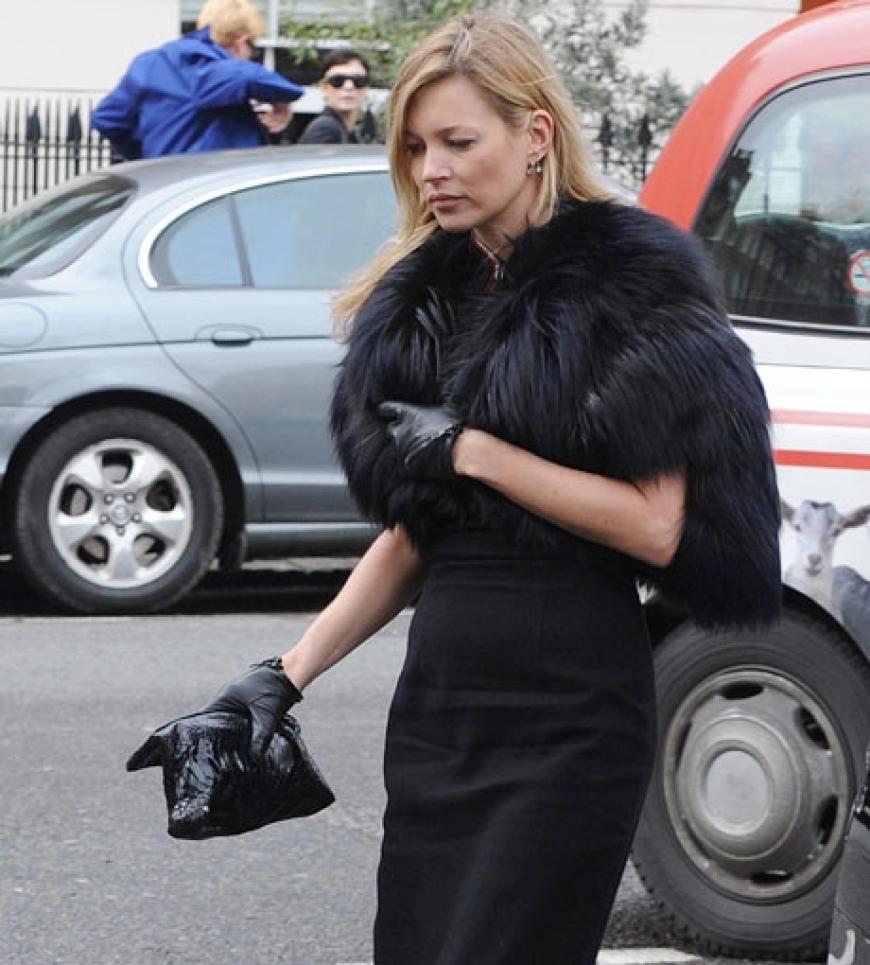 Supermodel Kate Moss auf der Beerdigung von Freund und Designer Alexander McQueen