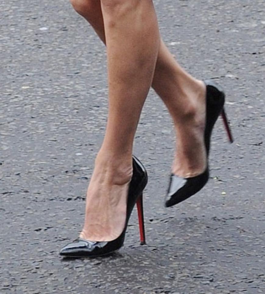Zu diesem Anlass entschied sie sich nicht für Schuhe des verstorbenen Designers - sondern für Christian Louboutin