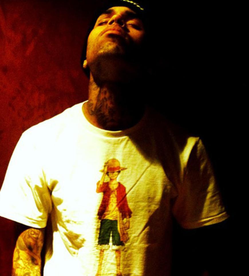 Der Sänger Chris Brown präsentiert stolz sein neues Tattoo