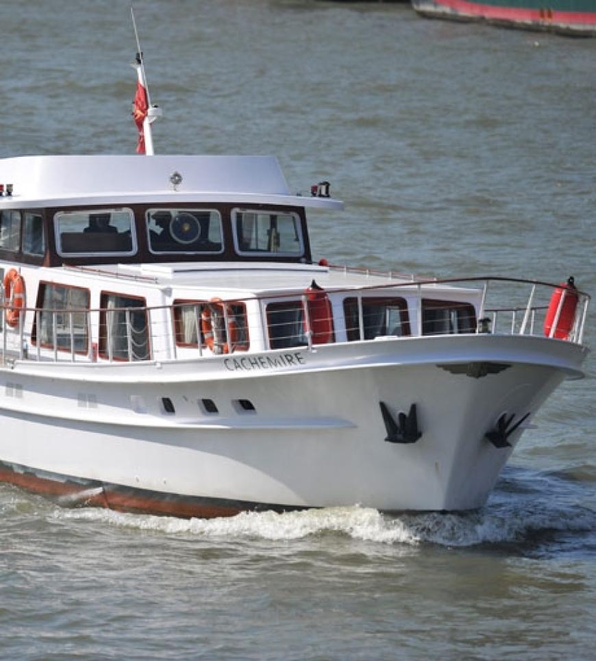 Auf diesem Boot genoss das Paar die Frühlingssonne in der Stadt der Liebe