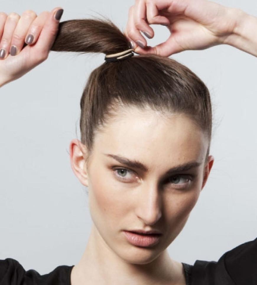 Geflochtener Pferdeschwanz: Step 1: Egal, für ´welche Stylingvariante
Sie sich entscheiden, die Extensions halten wirklich nur dann gut, wenn die ´Haar´struktur stimmt. Das heiÃt, sie sollte leicht aufgeraut sein, deshalb ´vorab immer die Ansätze antou´pie´ren. Für diese Zopfvariante alle Haare seitlich und ganz eng am Oberkopf ´festbinden, abstehende Härchen mit Glanzspray glattziehen