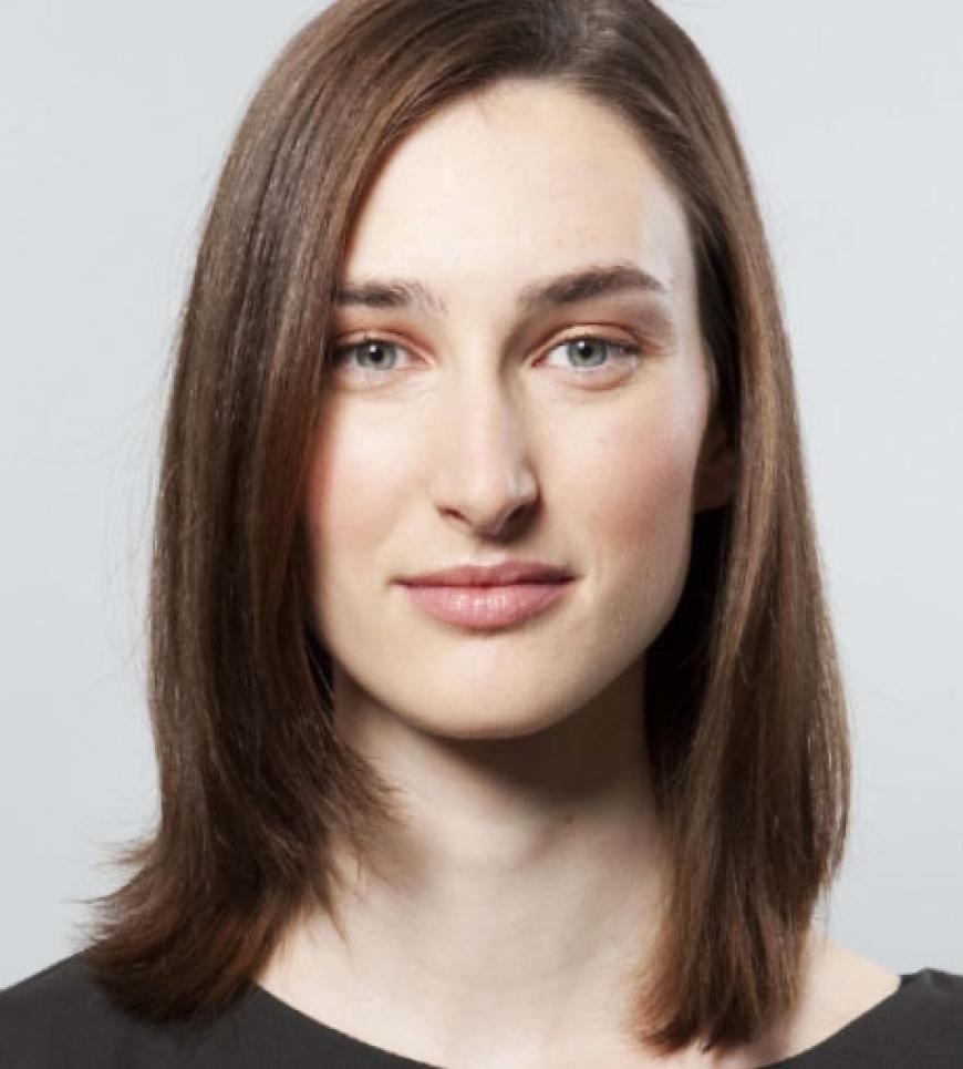 OK!-Model Paula hat schulterlanges Haar und einen langen gestuften Pony. Um Länge zu erzielen, drei Haartressen anbringen: