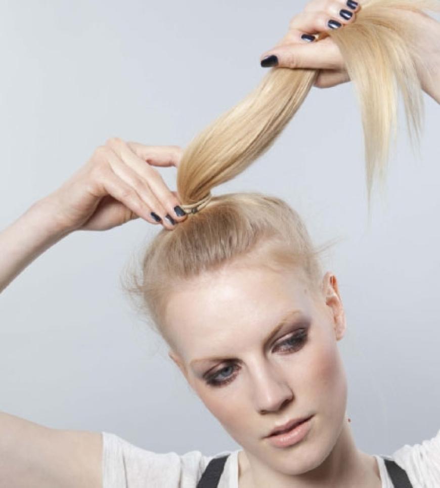 Step 1: Um feines und dünnes Haar grif´figer zu bekommen, etwas Stylingpaste zwischen den Händen verreiben und am Ansatz mit abgespreizten Fingern ins trockene Haar einarbeiten. Mähne über Kopf zum ´hohen Pferdeschwanz binden