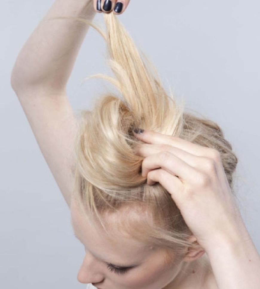 Step 3: Volumenspray in die Längen geben und alle Haare kräftig toupieren. Strähnen zusätzlich mit den Fingern aufbauschen und zu einer großen fluffigen Schnecke drehen. Wichtig
ist, dass der Knoten locker und nicht zu streng sitzt. Die Enden einfach innen verstecken