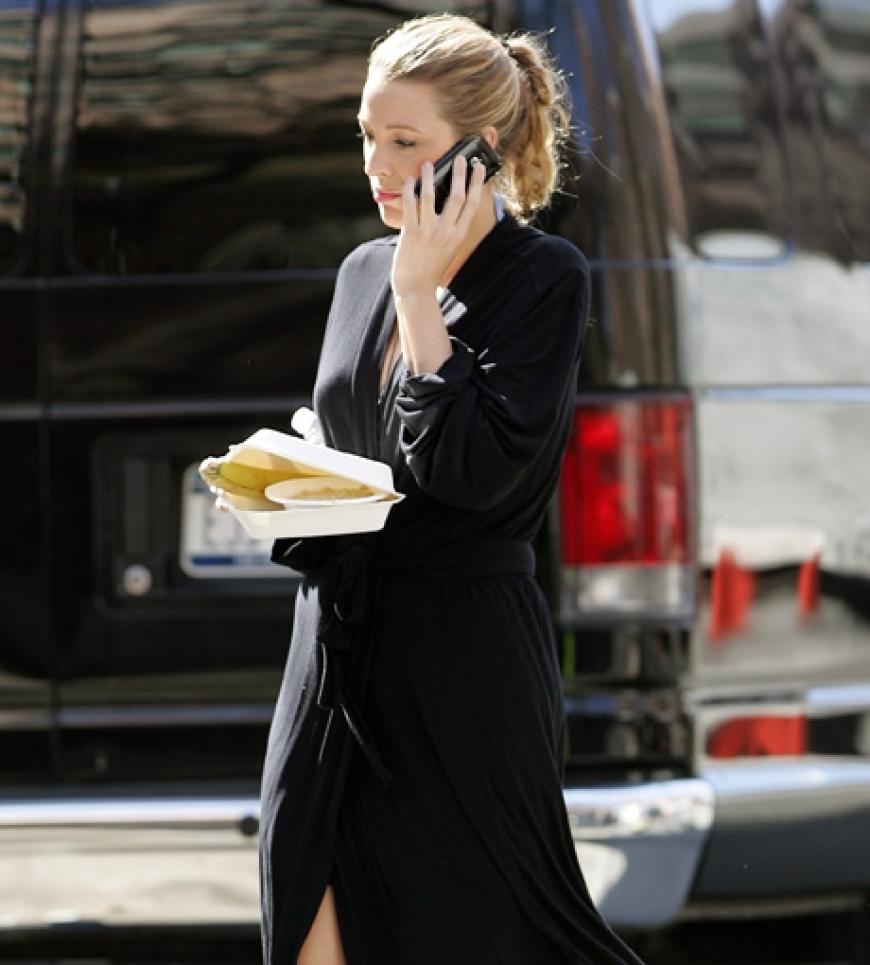 Schauspielerin Blake Lively nutzt jede freie Minute in den Drehpausen. Bei angenehmen Temperaturen picknickt sie schon einmal im Freien