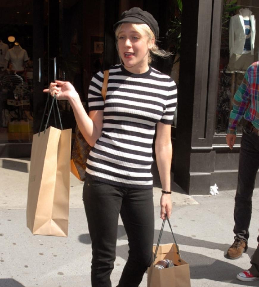Neue Kleidung für die wärmere Jahreszeit: Nach dem Winterfrost findet It-Girl Chloe Sevigny nur noch Pullover in ihrem Schrank. Kurzerhand ging sie shoppen