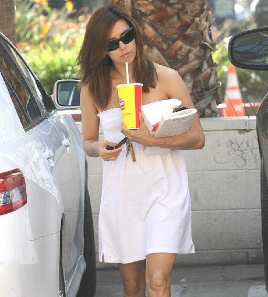 Zeit zum Genießen: Eva Longoria bestellt sich einen großen Milchshake bei Wendys